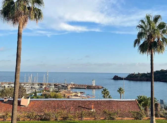 Avec Vue Et Piscine